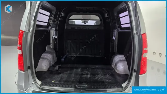 HYUNDAI STAREX 5-SEATER VAN