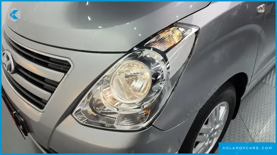 HYUNDAI STAREX 5-SEATER VAN