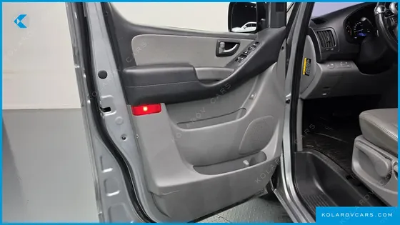 HYUNDAI STAREX 5-SEATER VAN