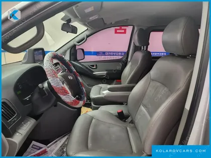 HYUNDAI STAREX 5-SEATER VAN