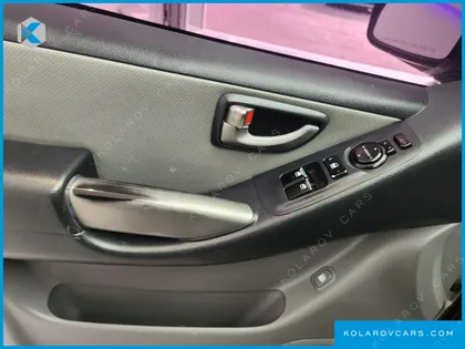 HYUNDAI STAREX 5-SEATER VAN