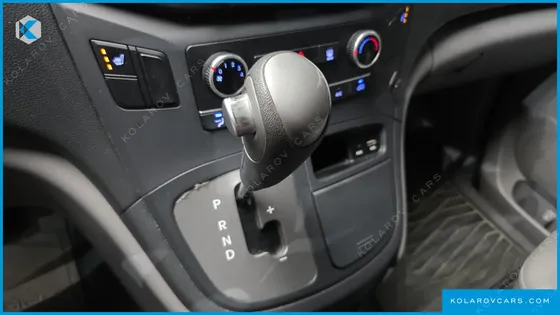 HYUNDAI STAREX 5-SEATER VAN