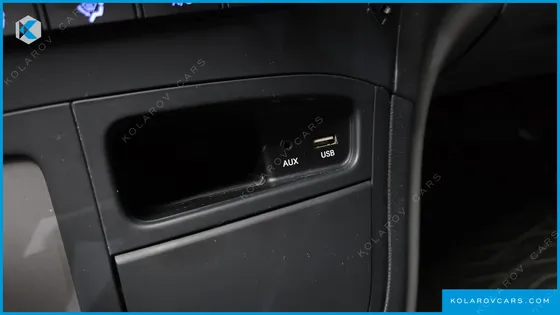 HYUNDAI STAREX 5-SEATER VAN