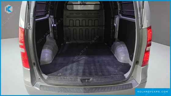 HYUNDAI STAREX 5-SEATER VAN