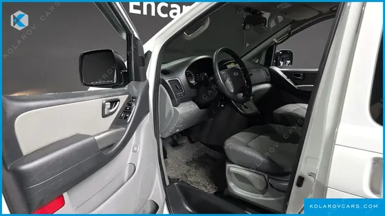 HYUNDAI STAREX 5-SEATER VAN