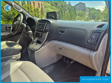 HYUNDAI STAREX 5-SEATER VAN