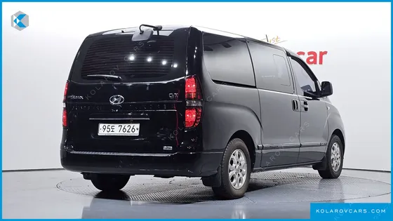 HYUNDAI STAREX 5-SEATER VAN
