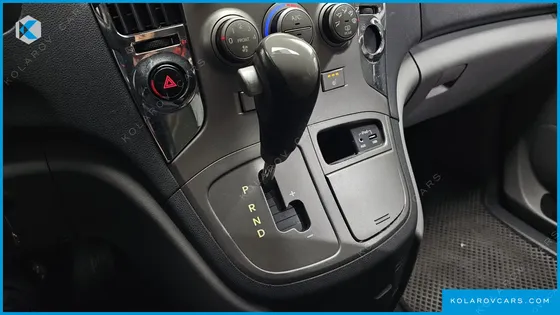 HYUNDAI STAREX 5-SEATER VAN