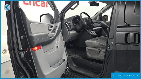 HYUNDAI STAREX 5-SEATER VAN