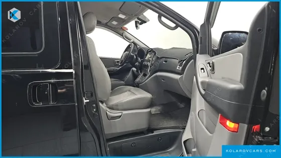 HYUNDAI STAREX 5-SEATER VAN