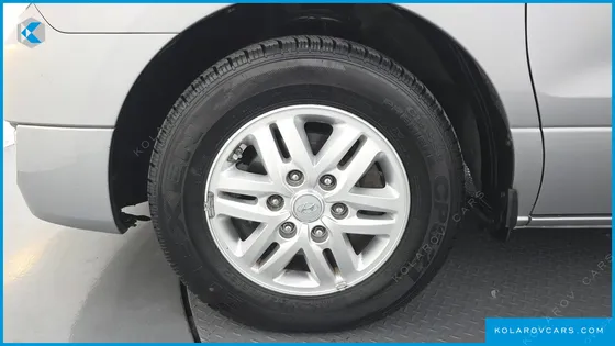 HYUNDAI STAREX 5-SEATER VAN