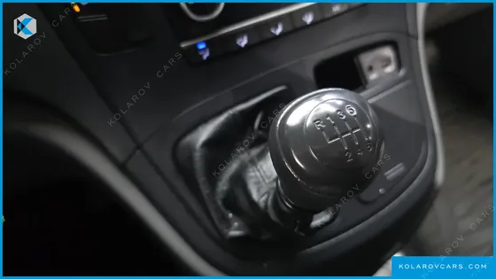 HYUNDAI STAREX 5-SEATER VAN