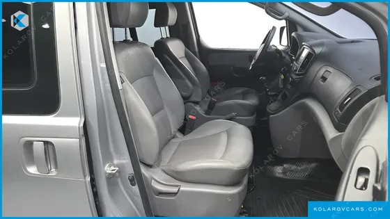 HYUNDAI STAREX 5-SEATER VAN