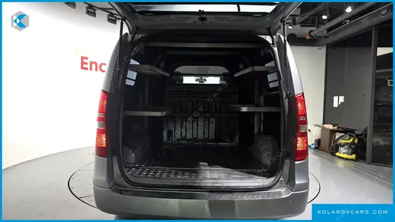 HYUNDAI STAREX 5-SEATER VAN