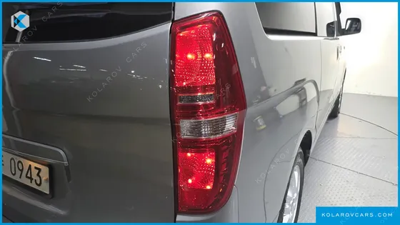 HYUNDAI STAREX 5-SEATER VAN