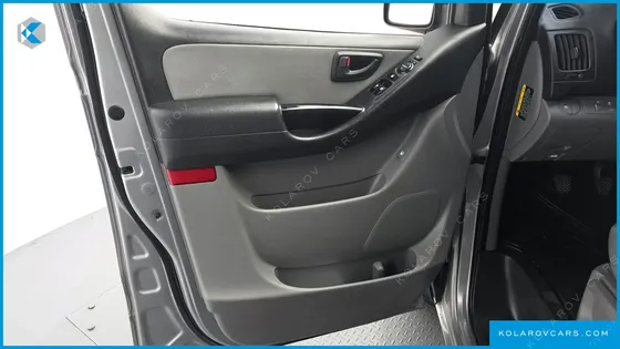 HYUNDAI STAREX 5-SEATER VAN