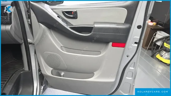 HYUNDAI STAREX 5-SEATER VAN