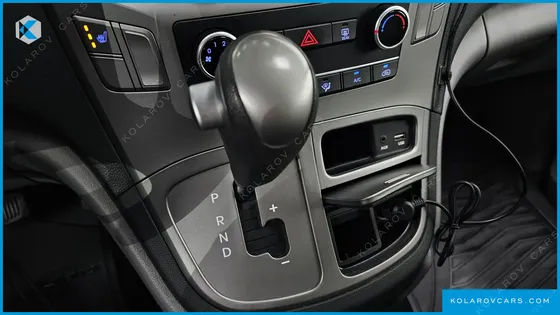 HYUNDAI STAREX 5-SEATER VAN