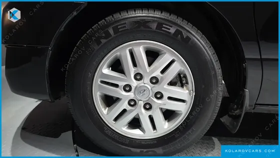 HYUNDAI STAREX 5-SEATER VAN