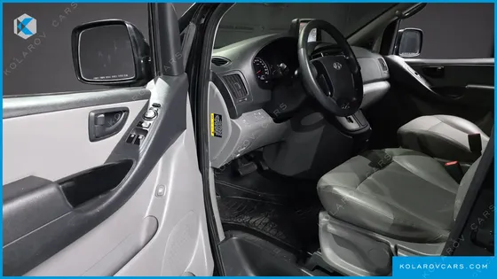 HYUNDAI STAREX 5-SEATER VAN