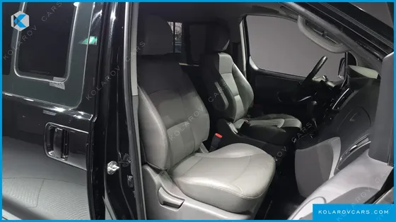 HYUNDAI STAREX 5-SEATER VAN