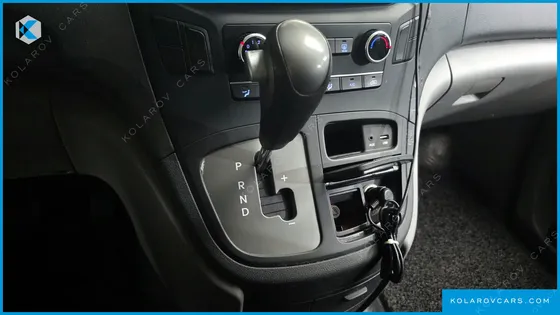 HYUNDAI STAREX 3-SEATER VAN