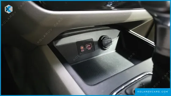 KIA CARNIVAL 11-SEATER DELUXE