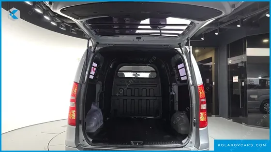 HYUNDAI STAREX 5-SEATER VAN