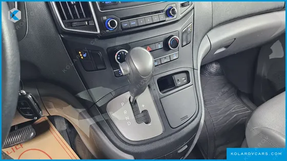 HYUNDAI STAREX 5-SEATER VAN