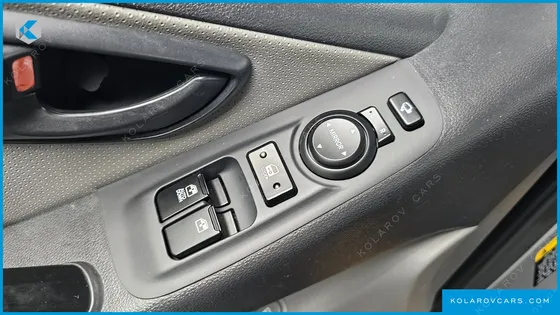 HYUNDAI STAREX 5-SEATER VAN