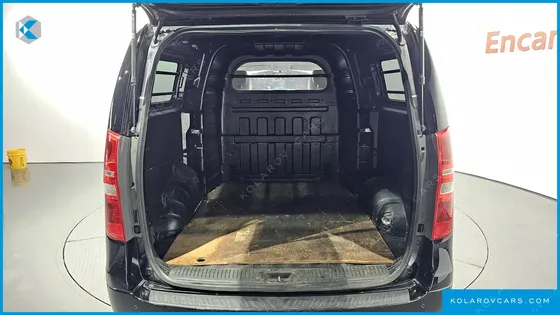 HYUNDAI STAREX 5-SEATER VAN