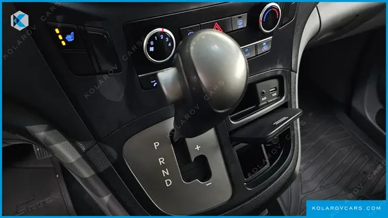 HYUNDAI STAREX 5-SEATER VAN