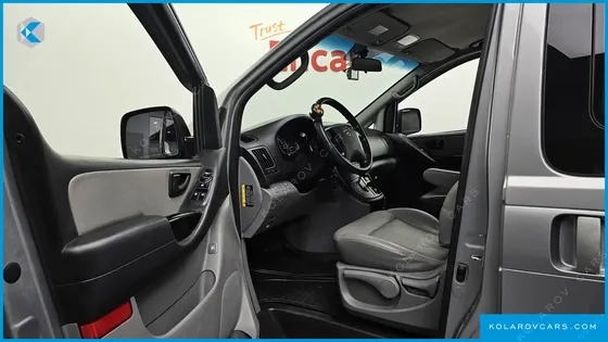 HYUNDAI STAREX 5-SEATER VAN