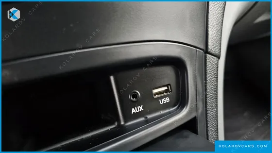 HYUNDAI STAREX 5-SEATER VAN