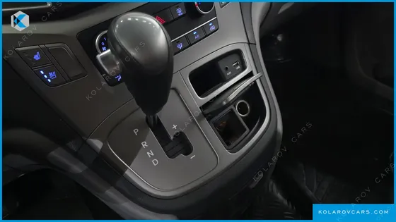HYUNDAI STAREX 5-SEATER VAN