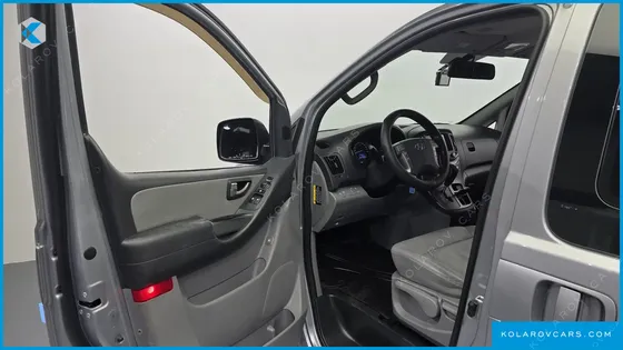 HYUNDAI STAREX 5-SEATER VAN