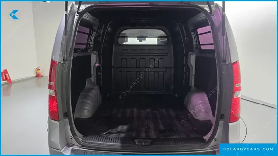 HYUNDAI STAREX 5-SEATER VAN