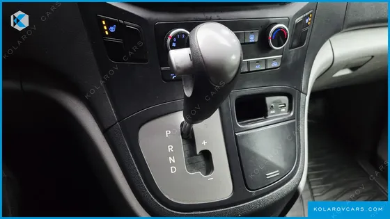 HYUNDAI STAREX 5-SEATER VAN