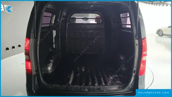 HYUNDAI STAREX 5-SEATER VAN