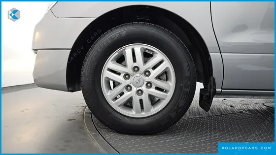 HYUNDAI STAREX 5-SEATER VAN