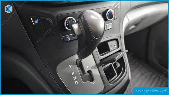 HYUNDAI STAREX 5-SEATER VAN