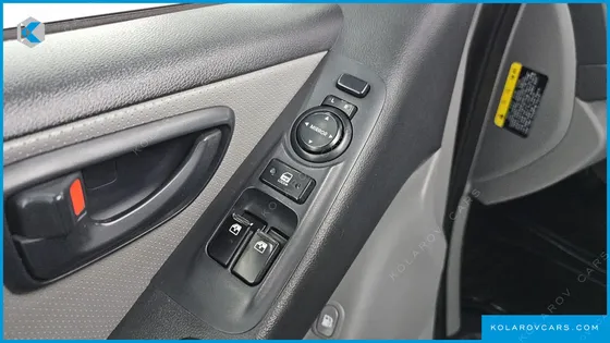 HYUNDAI STAREX 5-SEATER VAN