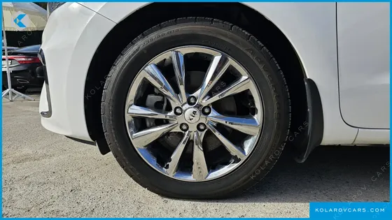 KIA CARNIVAL 9-SEATER PRSTIGE