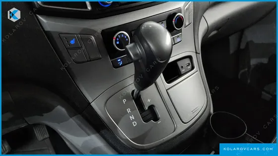 HYUNDAI STAREX 3-SEATER VAN