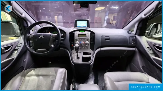 HYUNDAI STAREX 5-SEATER VAN
