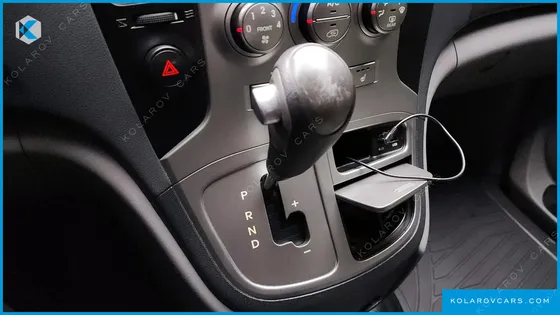 HYUNDAI STAREX 5-SEATER VAN