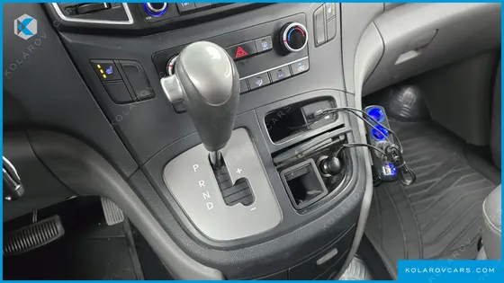 HYUNDAI STAREX 5-SEATER VAN