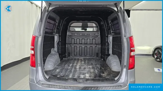 HYUNDAI STAREX 5-SEATER VAN