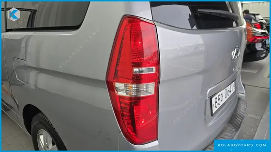 HYUNDAI STAREX 5-SEATER VAN