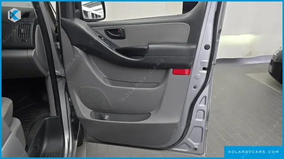 HYUNDAI STAREX 5-SEATER VAN